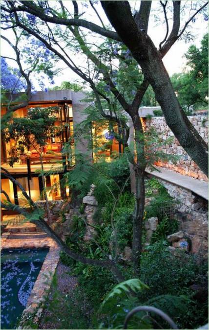 Casa de piedra de Slee &amp; Co Architects en Johannesburgo