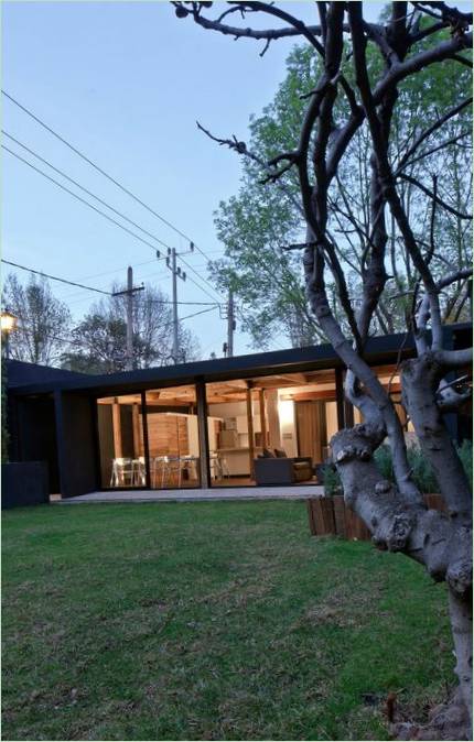 Casa Calero original con fachada negra y roja por DCPP arquitectos, Ciudad de México, México