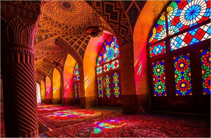 Los largos pasillos abstractos de la mezquita Nasir al-Molk