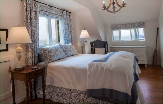 Un dormitorio en tranquilos tonos blancos y azules