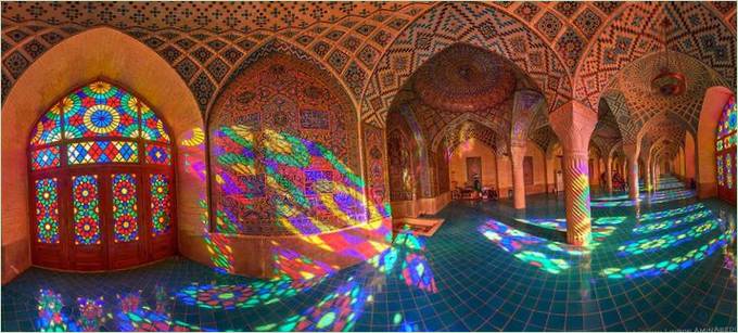 Los reflejos de las aberturas de las ventanas crean un efecto panorámico en la mezquita Nasir al-Molk