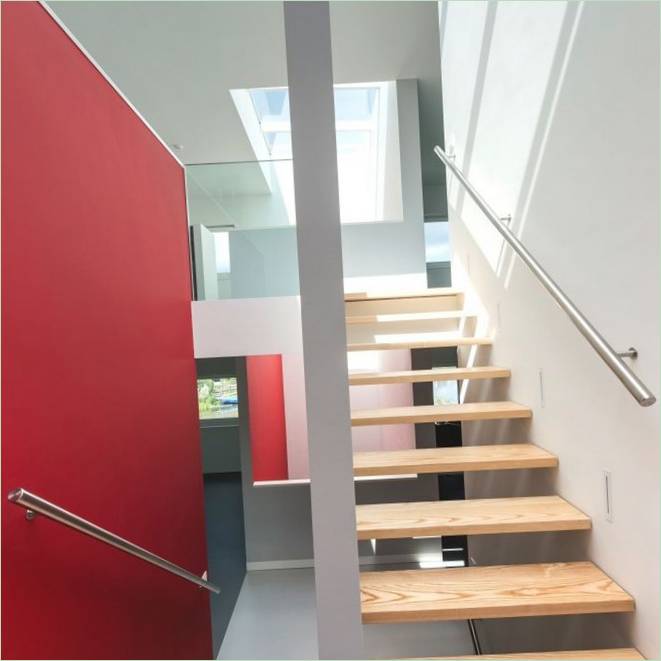 La escalera de una casa cúbica geométrica en los Países Bajos