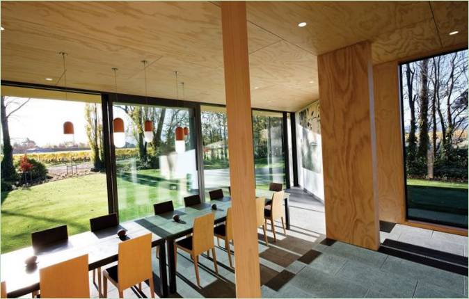El interior de la moderna casa Cloudy Bay Shack en Nueva Zelanda