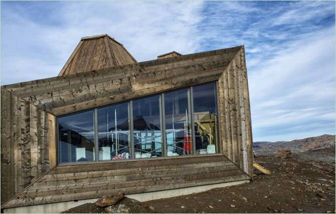 Casas rurales Rabothytta en las montañas del norte de Noruega con ventanas panorámicas