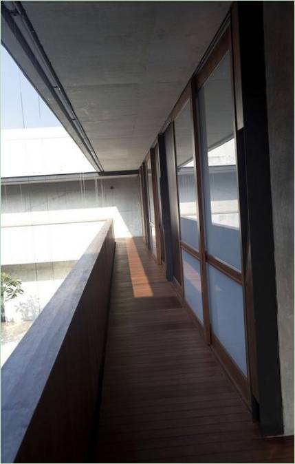 Diseño interior de la Courtyard House de tres plantas de Formwerkz en Singapur