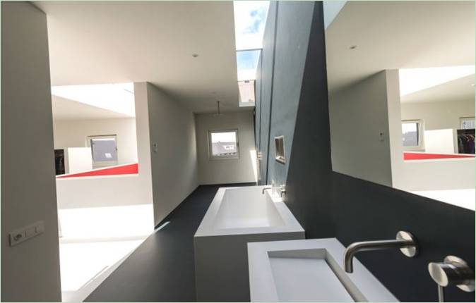 Cuarto de baño de una casa cúbica geométrica en los Países Bajos