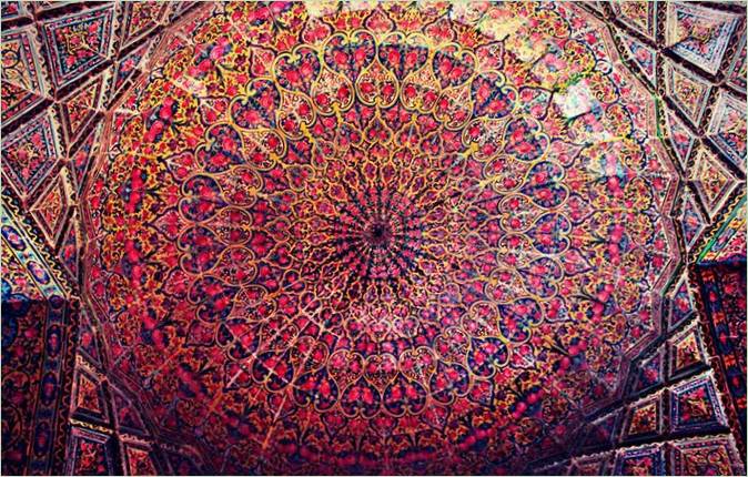 Una pintura abstracta en la cúpula de la mezquita Nasir al-Molk