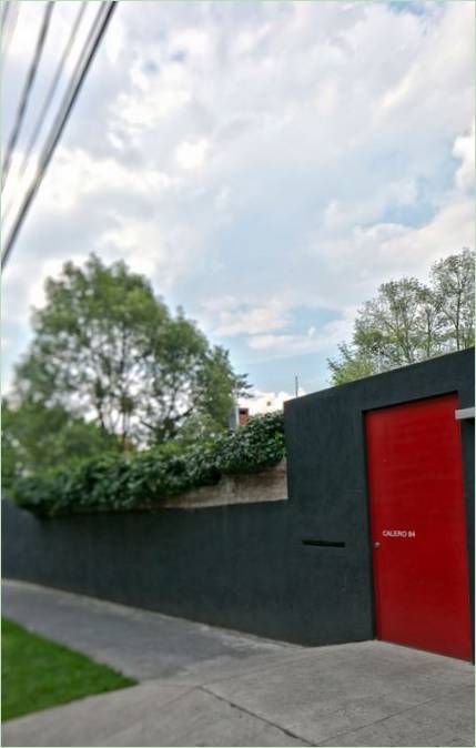 La Casa Calero original con fachada negra y roja de DCPP arquitectos, Ciudad de México, México
