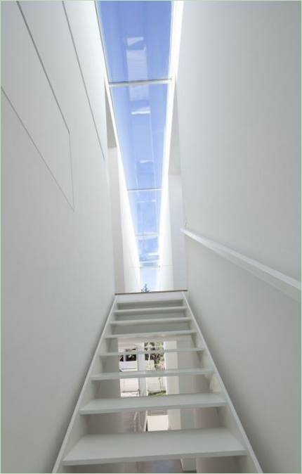 La escalera blanca del primer piso