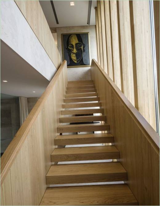 Escaleras de madera al primer piso