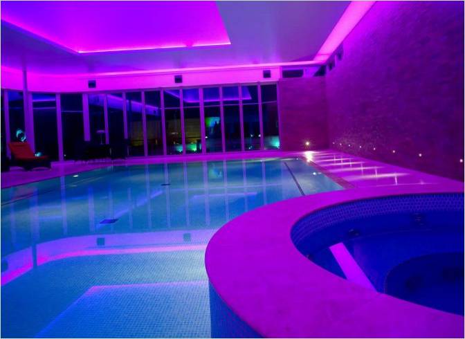 Lujosa piscina de hotel