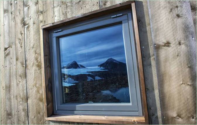 Casas rurales Rabothytta en las montañas del norte de Noruega: un reflejo del paisaje a través de una ventana