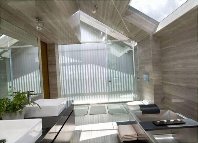 Moderno cuarto de baño en la Casa OOI