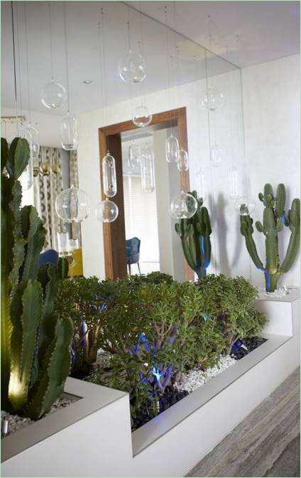 Villa diseñada por Nikki B Signature Interiors - plantas exóticas en el interior del salón