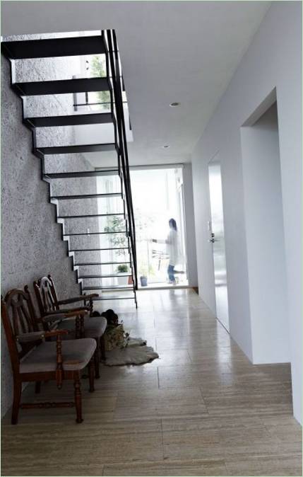 Las escaleras del primer piso de la casa de la NDA