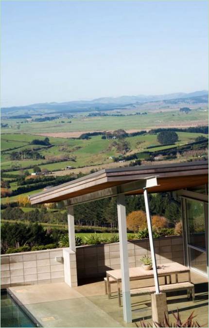 La veranda de una elegante casa de campo de Foothills House en Nueva Zelanda