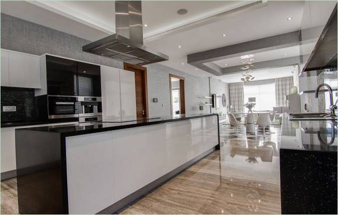 Villa diseñada por Nikki B Signature Interiors en Dubai - cocina moderna en blanco y negro