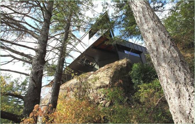 La residencia está situada en un acantilado, bajo el dosel de pinos resinosos