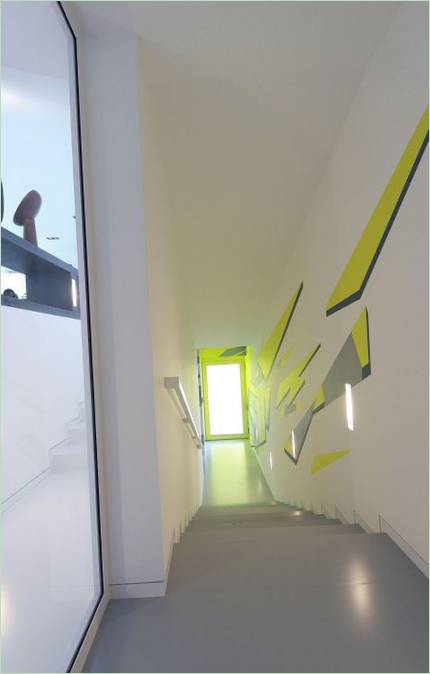 Una escalera conecta dos niveles en la casa K2 de Pauliny Hovorka Architekti