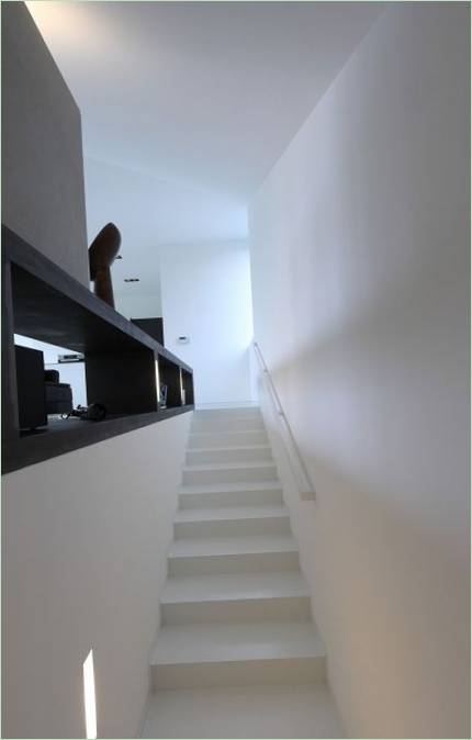 La escalera que conecta dos niveles en K2 por Pauliny Hovorka Architekti