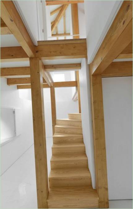 Elegante escalera blanca con peldaños de madera