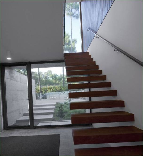 La escalera de madera que comunica las dos plantas de la Casa Aroeira III
