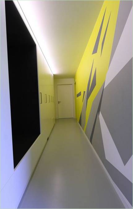 Un pasillo decorado con mucho colorido en K2 por Pauliny Hovorka Architekti