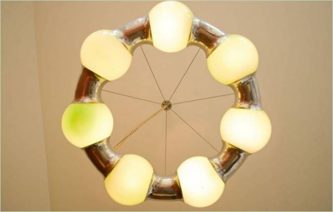 Creativo diseño de lámpara de araña en el interior de la vivienda Little Venice en Inglaterra