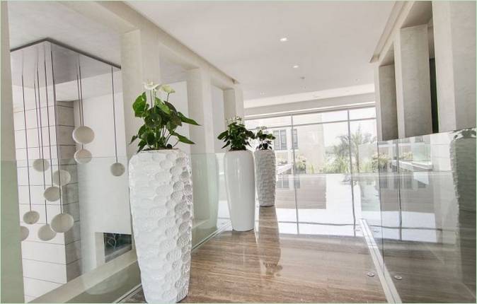 Villa de Nikki B Signature Interiors en Dubai - jarrones blancos para el suelo
