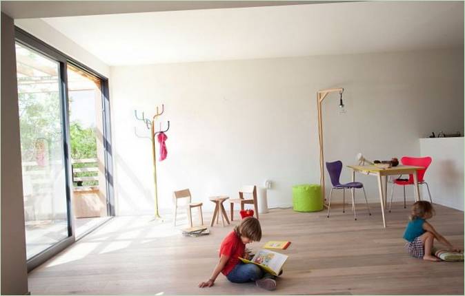 La sala de juegos de la casa de entramado de madera Eco-Sustainable House