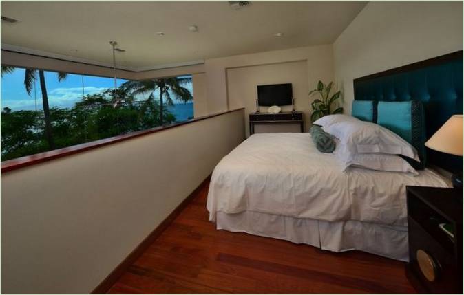 Dormitorio principal con vistas panorámicas a la costa