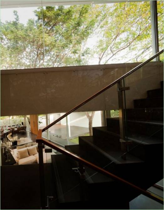 Escalera de lujo a la primera planta de la Villa Panya Pattanakarn