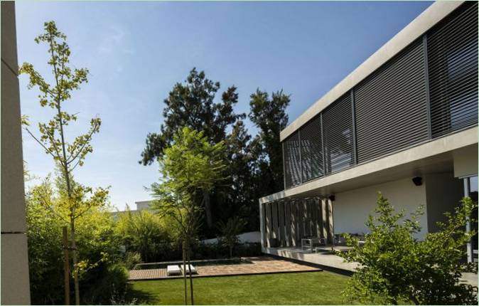 Residencia en forma de L con gran jardín y piscina en Portugal