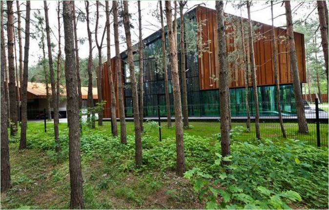 Moderna casa de campo a orillas del río, diseñada por Archispektras Studija, con vistas a un pinar, Kaunas, Lituania