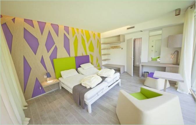 Interior de dormitorio con vivos acentos violeta y lechuga
