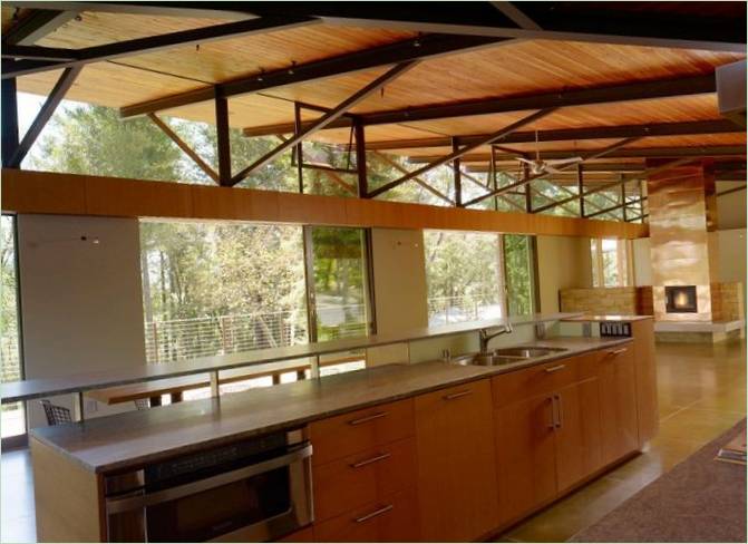 Interior de la cocina en el bosque de Sonoma Mountain House