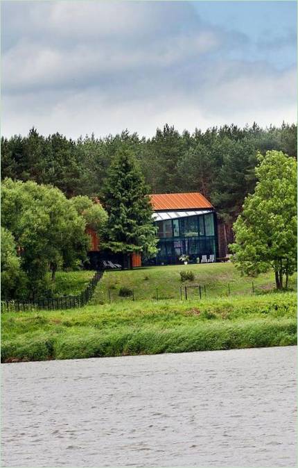 Casa moderna de Archispektras Studija en la orilla del río con vistas a un pinar, Kaunas, Lituania