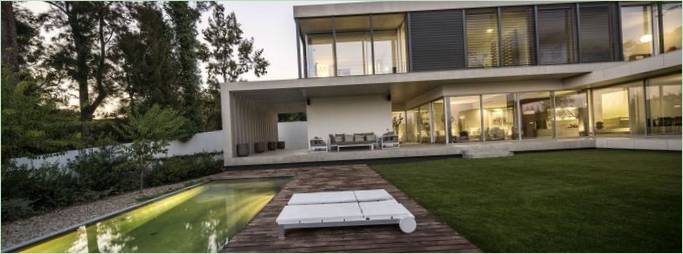Residencia en forma de L con gran jardín y piscina en Portugal