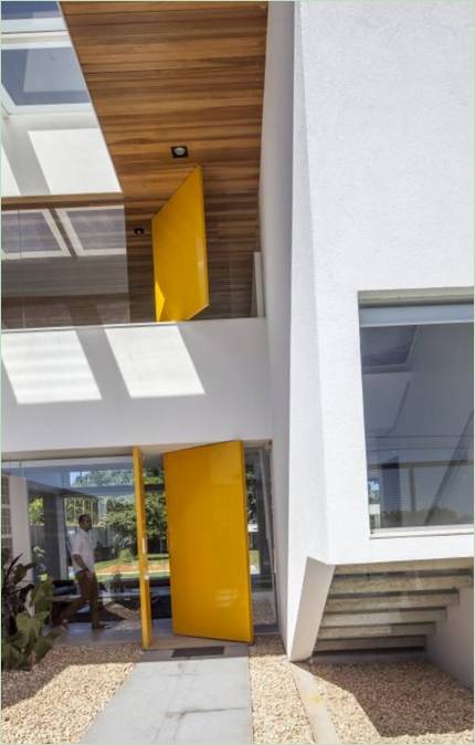 Diseño de la casa de campo lacustre Linhares Dias House en Brasil