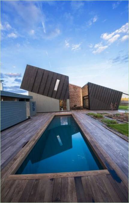 Casa de ladrillo y madera de Snøhetta: una piscina con tarima de madera
