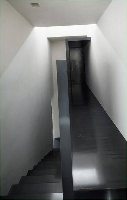Escalera negra al primer piso