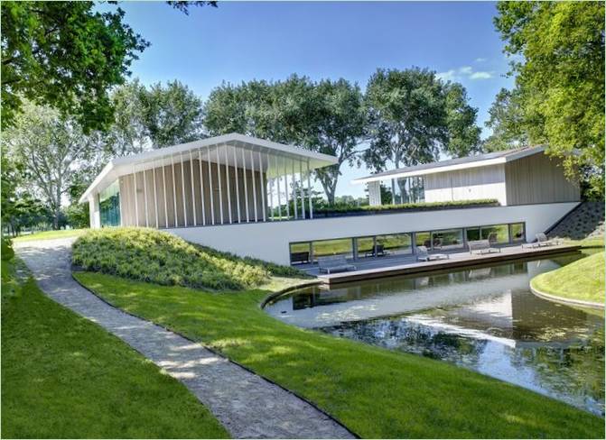 Casa integrada con estanque artificial en los Países Bajos