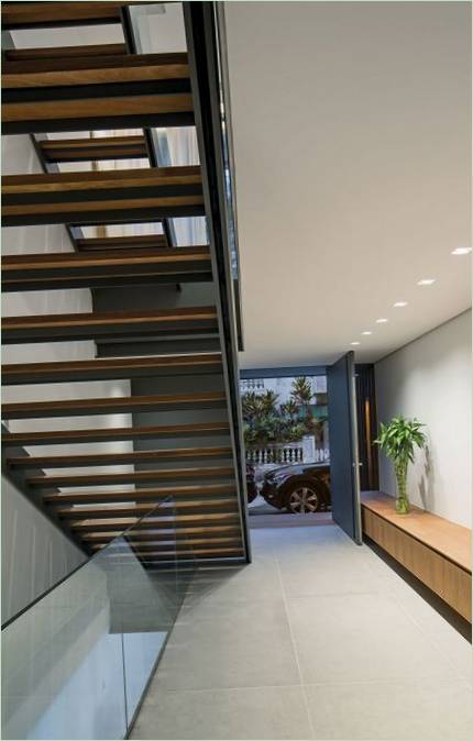 Escaleras al primer piso de una casa de 12x12
