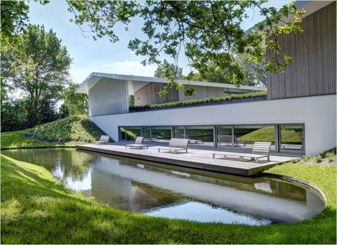 Casa con estanque integrado en los Países Bajos