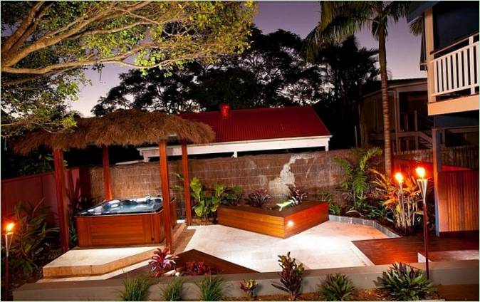 Antorchas y jacuzzis exteriores para un paisaje de estilo tropical