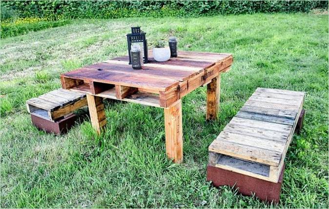 Mesa de madera en el patio