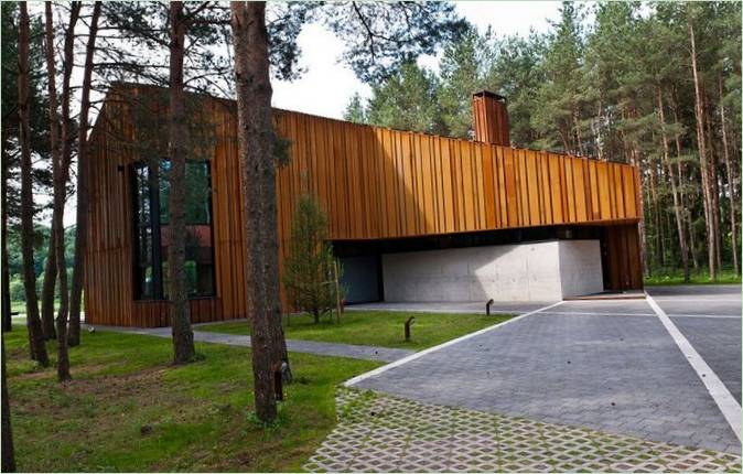Casa moderna de Archispektras Studija en la orilla del río con vistas al bosque de pinos, Kaunas, Lituania