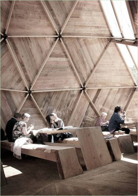 Diseño interior de una casa de madera en forma de cúpula