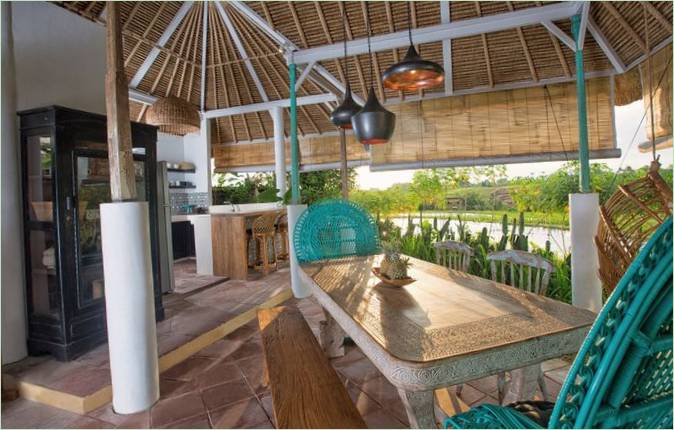 El interior de la casa en la isla de Sumba, Indonesia: patio