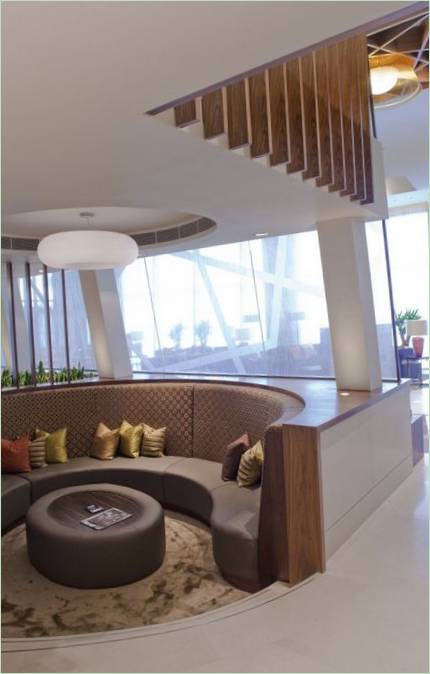 Sala VIP del aeropuerto: sofá circular en la sala VIP